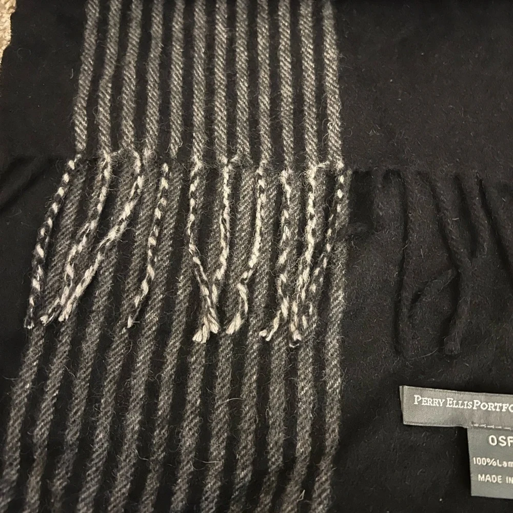NWT PERRY ELLIS PORTFOLIO black gray & cream striped / solid lambswool scarf